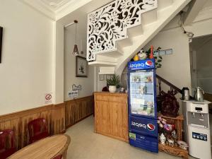 大叻的住宿－OYO 1206 Toan Thang Homestay，楼梯间里的自动售货机