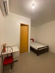 um quarto com uma cama e uma porta amarela em WJV INN MARIBAG0 em Maribago