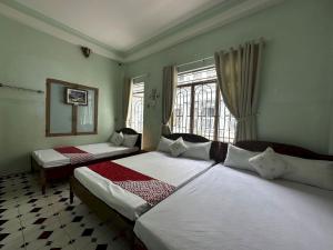 Giường trong phòng chung tại OYO 1206 Toan Thang Homestay