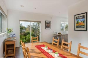 eine Küche und ein Esszimmer mit Tisch und Stühlen in der Unterkunft City Lights Spacious walk to restaurant strip in New Town