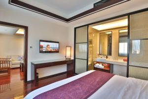 SSAW Boutique Hotel ShanghaiHongkou في شانغهاي: غرفة نوم بسرير ومغسلة وتلفزيون