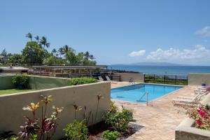 una piscina con el océano en el fondo en Shores of Maui 109, en Kihei