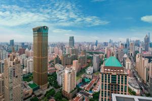 uma vista aérea de uma cidade com edifícios altos em The St. Regis Shanghai Jingan em Xangai