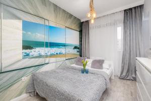Posteľ alebo postele v izbe v ubytovaní Kapitański Mostek Apartments Kołobrzeg by Noclegi Renters