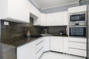 Kuchyňa alebo kuchynka v ubytovaní Kapitański Mostek Apartments Kołobrzeg by Noclegi Renters
