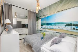 Posteľ alebo postele v izbe v ubytovaní Kapitański Mostek Apartments Kołobrzeg by Noclegi Renters