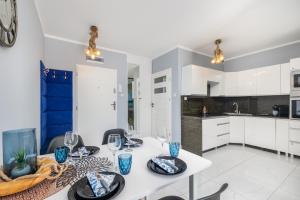 Kuchyňa alebo kuchynka v ubytovaní Kapitański Mostek Apartments Kołobrzeg by Noclegi Renters