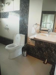 Ένα μπάνιο στο Comfort Inn Silver Arch Hotel, Mussoorie