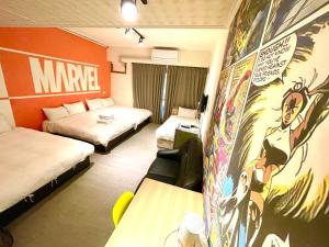 um quarto de hotel com duas camas e um quadro na parede em 逢甲旅人Inn em Taichung