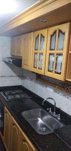 uma cozinha com um lavatório e um fogão em Casa amoblada en Colina Campestre em Bogotá