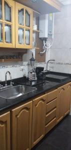uma cozinha com um lavatório e uma bancada em Casa amoblada en Colina Campestre em Bogotá