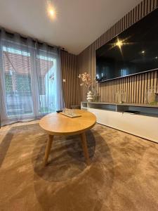 Fotografia z galérie ubytovania Sinalospa - Cosalà appartemement Sauna Jacuzzi Grande terrasse à 5 minutes de Nancy Place Stanislas v destinácii Champigneulles