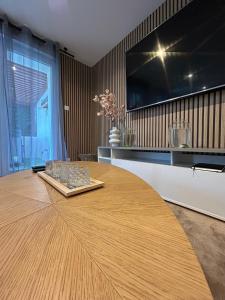 Televízia a/alebo spoločenská miestnosť v ubytovaní Sinalospa - Cosalà appartemement Sauna Jacuzzi Grande terrasse à 5 minutes de Nancy Place Stanislas