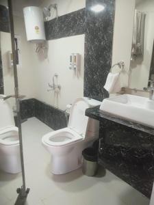 Ένα μπάνιο στο Comfort Inn Silver Arch Hotel, Mussoorie