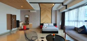 ein Hotelzimmer mit einem Bett und einem Sofa in der Unterkunft ARTE+ @ JALAN AMPANG by ST Nomad in Kuala Lumpur