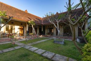 an image of a house with a garden at Green Cottage Lembongan by ABM in Nusa Lembongan