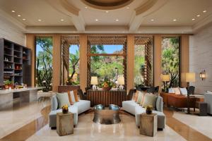 - un salon avec des canapés et une table dans l'établissement The Canyon Suites at The Phoenician, a Luxury Collection Resort, Scottsdale, à Scottsdale