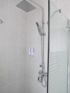 eine Dusche mit Glastür im Bad in der Unterkunft Sunrise Island in Ban Ko Sadao