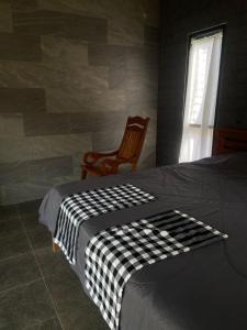 Forest Guesthouse tesisinde bir odada yatak veya yataklar
