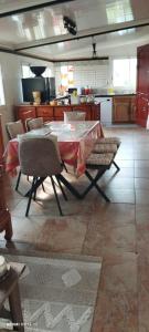 eine Küche mit einem Tisch und Stühlen im Zimmer in der Unterkunft Maison de charme, en Plaine Poésie -chez l'habitant- in La Plaine des Palmistes