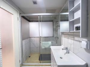 Bilik mandi di Guangzhou Zhicheng Leader Tour International Apartment-The Legend Building-FREE SHUTTLE BUS FOR CANTON FAIR-1mins to Line5 STN