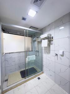 Bilik mandi di Guangzhou Zhicheng Leader Tour International Apartment-The Legend Building-FREE SHUTTLE BUS FOR CANTON FAIR-1mins to Line5 STN