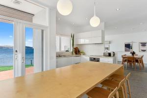 Sandy Bay Beachfront Oasis direct beach access的厨房或小厨房