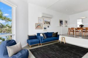 Sandy Bay Beachfront Oasis direct beach access的休息区
