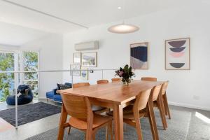 Sandy Bay Beachfront Oasis direct beach access的休息区