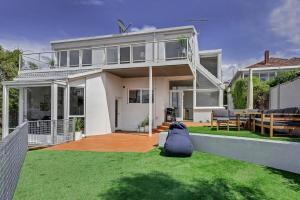 桑迪湾Sandy Bay Beachfront Oasis direct beach access的大房子,设有大院子和大房子