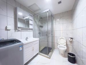 Bilik mandi di Guangzhou Zhicheng Leader Tour International Apartment-The Legend Building-FREE SHUTTLE BUS FOR CANTON FAIR-1mins to Line5 STN