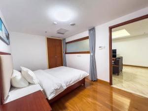 Katil atau katil-katil dalam bilik di Guangzhou Zhicheng Leader Tour International Apartment-The Legend Building-FREE SHUTTLE BUS FOR CANTON FAIR-1mins to Line5 STN