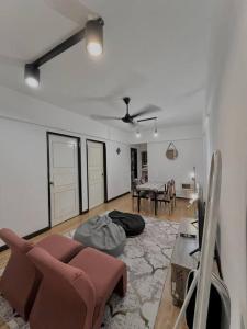 uma sala de estar com um sofá e uma mesa em Ben's Homestay 3 bedroom Apartment em Kajang