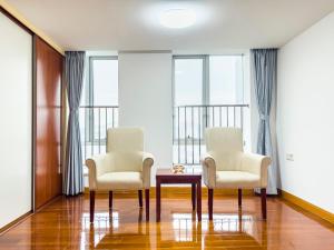 Ruang duduk di Guangzhou Zhicheng Leader Tour International Apartment-The Legend Building-FREE SHUTTLE BUS FOR CANTON FAIR-1mins to Line5 STN