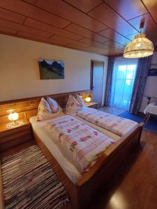 1 dormitorio con 2 camas y lámpara de araña en Prestlhof, en Mariapfarr