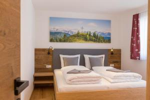 Un dormitorio con dos camas individuales en una habitación. en Ausserharmerhof App Bergdiamant, en Santa Maddalena in Casies