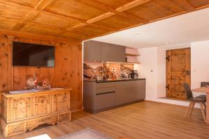 eine Küche mit Holzwänden und einer Holzdecke in der Unterkunft Ausserharmerhof App Anno 1556 in Santa Maddalena in Casies
