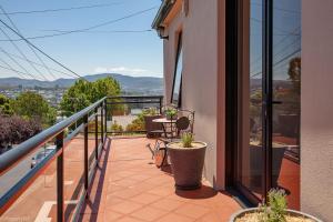 een balkon met potplanten op een huis bij The Artview fantastic city location os parking in Hobart