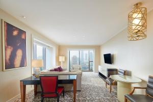 TV a/nebo společenská místnost v ubytování The Westin Tianjin