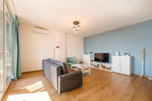 un soggiorno con divano e tavolo di B14-Exclusive apartment&parking a Timişoara