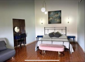 - une chambre avec un lit, une chaise et un miroir dans l'établissement Medieval Penthouse with Sunset Panoramic Views, à Giove