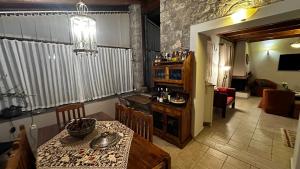 eine Küche und ein Esszimmer mit einem Tisch und Stühlen in der Unterkunft Tripio Lithari - Arachova Vacation Home in Arachova