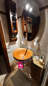 W łazience znajduje się drewniana umywalka i lustro. w obiekcie Tripio Lithari - Arachova Vacation Home w mieście Arachova