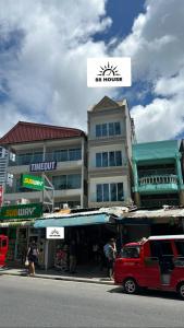 un furgone rosso parcheggiato di fronte a un edificio di 88 House Patong a Patong Beach