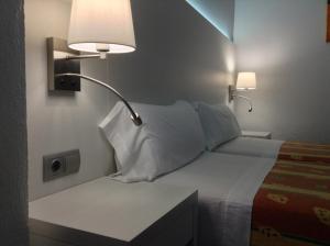 Postel nebo postele na pokoji v ubytování Hostal Pitiusa