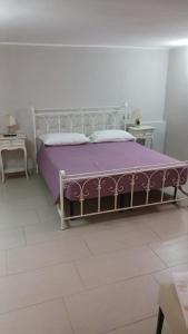 A bed or beds in a room at Nonna Ia B&B