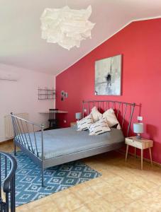 - une chambre dotée d'un lit avec un mur rouge dans l'établissement Medieval Penthouse with Sunset Panoramic Views, à Giove