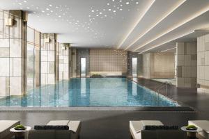 a large swimming pool in a hotel lobby at Courtyard by Marriott Liuzhou Sanjiang in Sanjiang