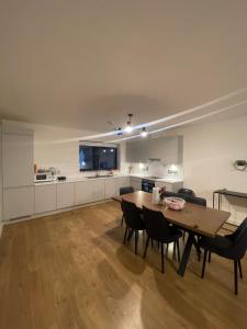 メイヌースにあるPrivate room in a new shared apartmentのキッチン、ダイニングルーム(木製のテーブルと椅子付)