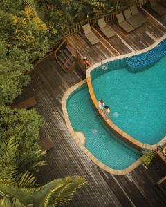 una vista sul tetto di una piscina con 2 persone di Aonang Cliff View Resort ad Aonang Beach